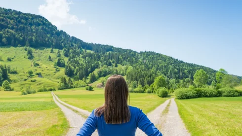 Frau schaut auf verschiedene Wege