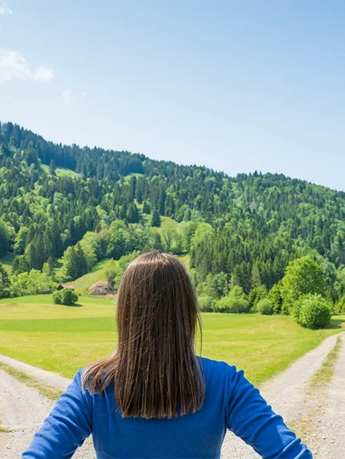 Frau schaut auf verschiedene Wege