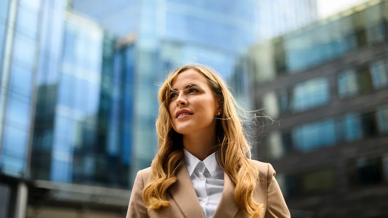 Salesforce vs. Dynamics. Welches CRM passt zu mir - GeschĂ€ftsfĂŒhrerin ĂŒberlegt