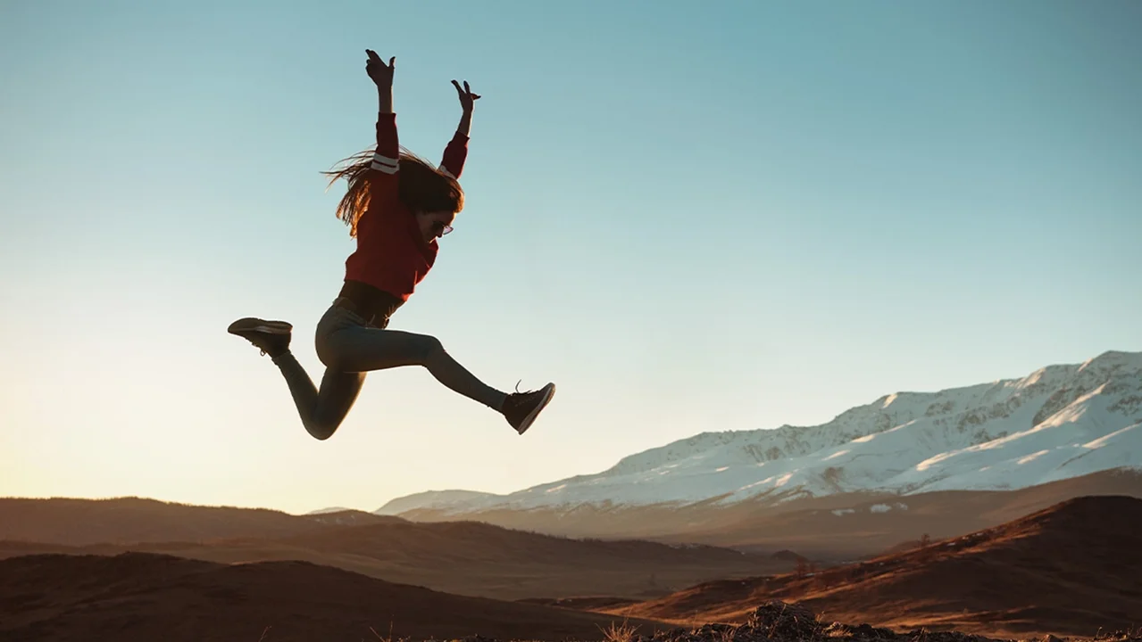 Person springt in die Höhe