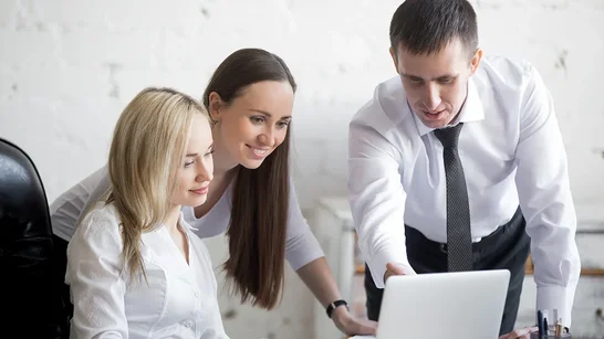 Das Team schaut gespannt auf einen Bildschirm