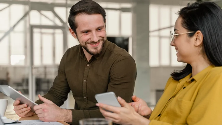 Geschäftspartner sprechen über aktuelle Zahlen und planen Maßnahmen