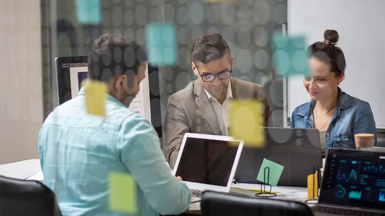 Team plant ein Projekt gemeinsam und diskutiert über Marketing Automation