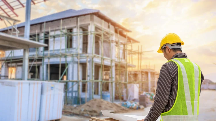 Mann steht auf Baustelle