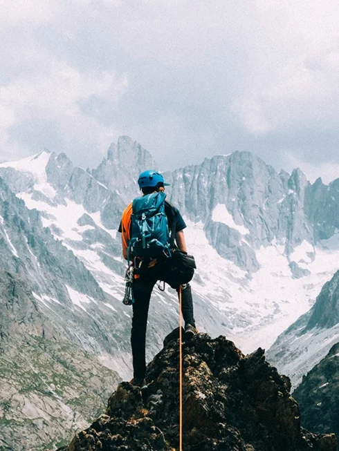 Ein Wanderer blickt in die Berglandschaft