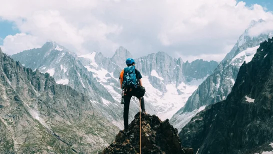 Ein Wanderer blickt in die Berglandschaft
