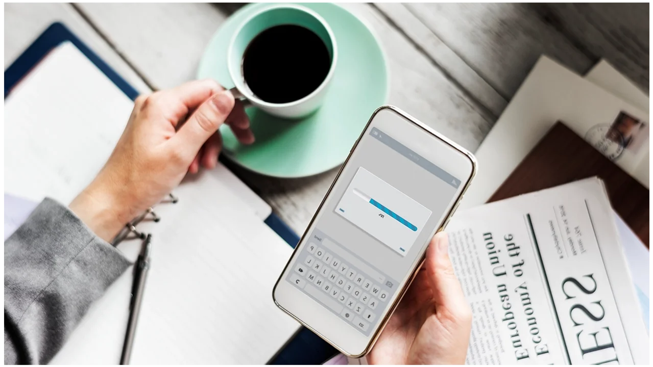 Eine Tasse Kaffee, ein Handy und eine To-Do Liste