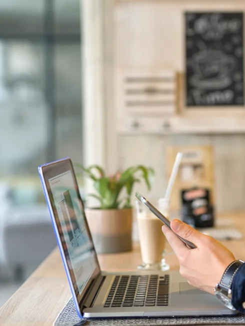 Mann freut sich vor Laptop