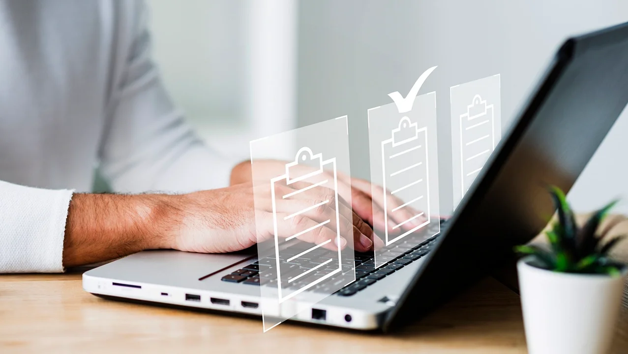 Mann speichert Dokument auf Laptop