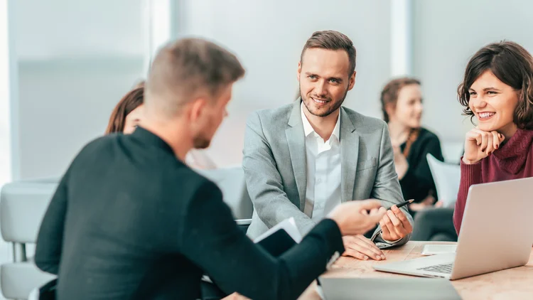 nahaufnahme-arbeitsgruppe-bespricht-ideen-für-neues-projekt-in-der-fertigung
