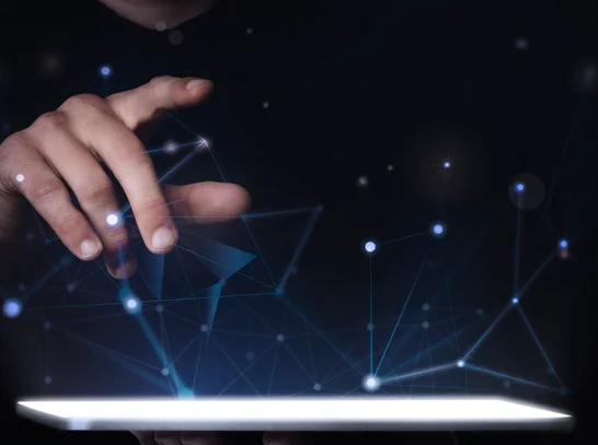 Mann sieht Transformation auf Tablet