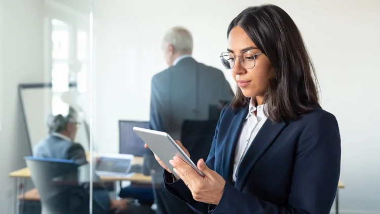 Eine Angestellte im Manufacturing checkt Ihre E-Mails am Ipad