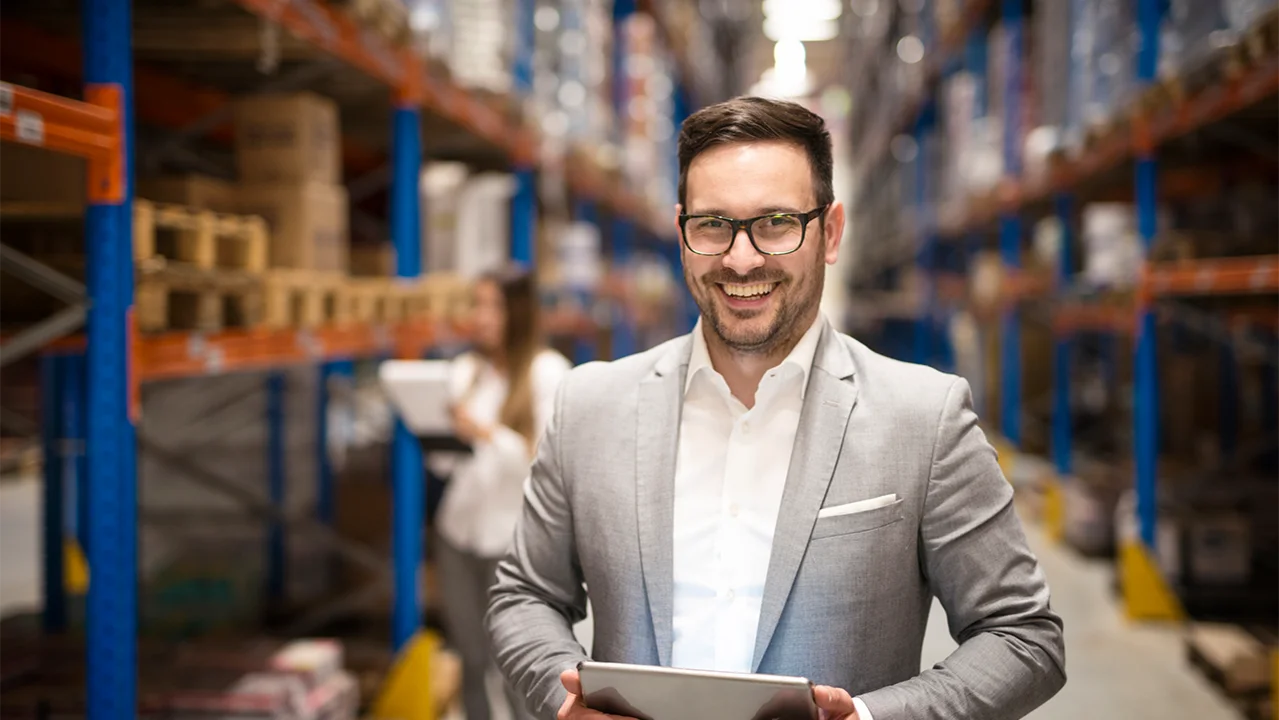 Mann und Frau mit ERP Software Großhandel