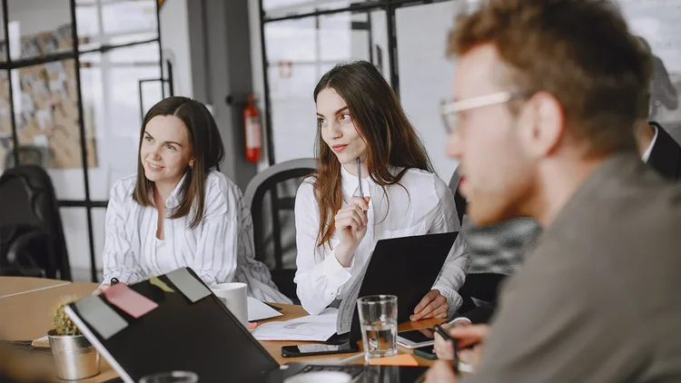 Das Team schaut konzentriert gemeinsam auf ein Erklärvideo zu Marketing Automation