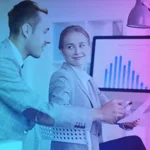 Mann und Frau sitzen vor Analyse über CRM