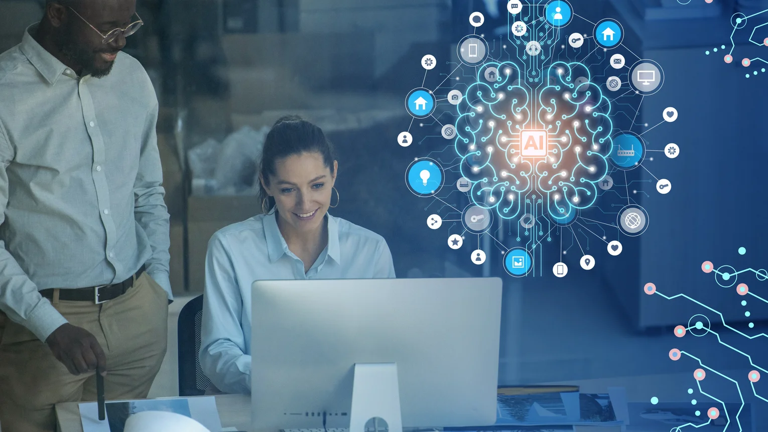 Praxisorientierte AI Act Trainings, Mann und Frau schauen auf Laptop