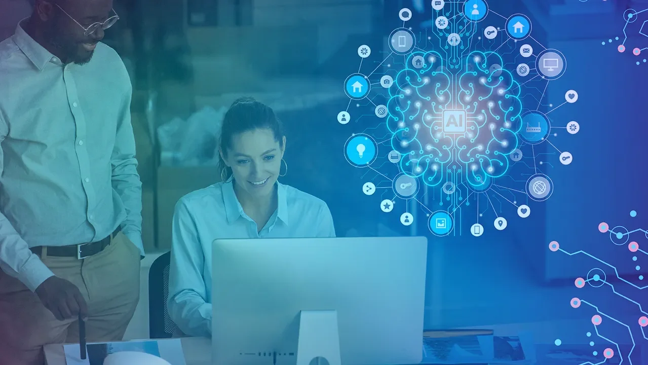 Frau schaut auf ihren Bildschirm, über diesem werden KI Anwendungsfälle angezeigt