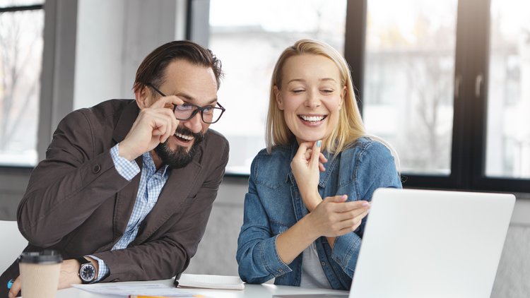 happy-blonde-female-manager-has-conversation-with-business-partner-for-reporting-software-NAVAX