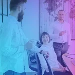 Ein Sales Team diskutiert angeregt 
