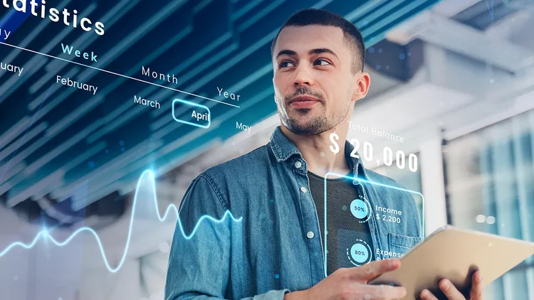 Mann ist mit Tablet im Field Service unterwegs und top informiert dank CRM