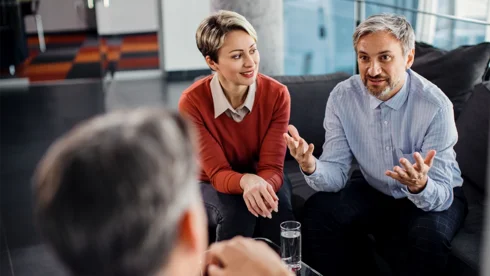 Mitarbeiter erklärt seinem CEO etwas