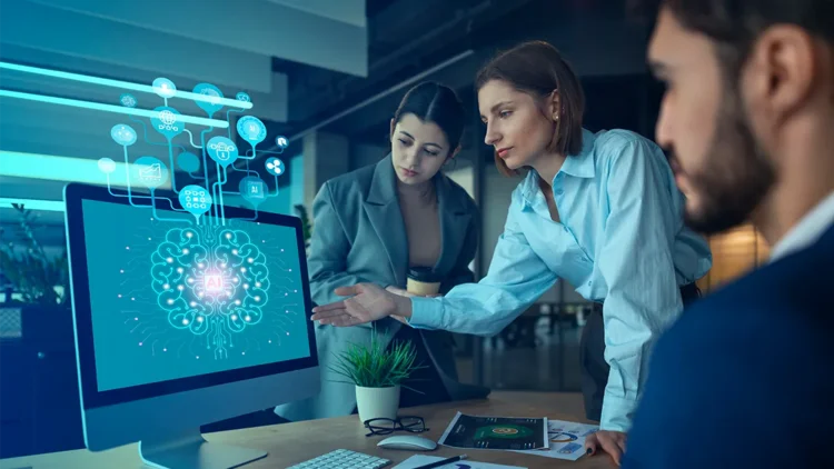 Team schaut auf Bildschirm mit KI Anwendung