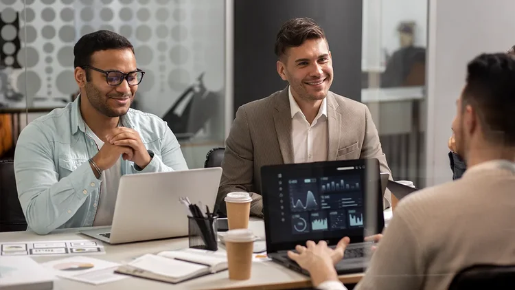 Männer vor Laptop schauen sich eine Analyse an | Marketing Automation