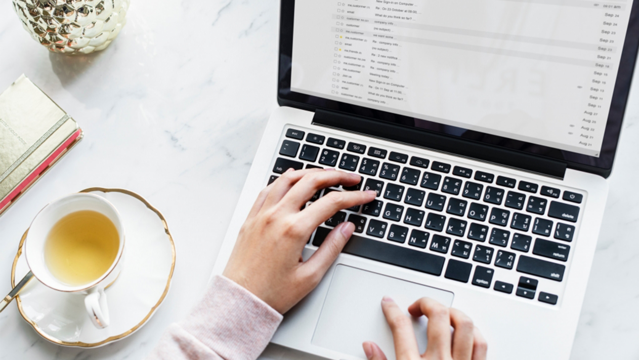 Ein Mitarbeiter tippt auf Laptop