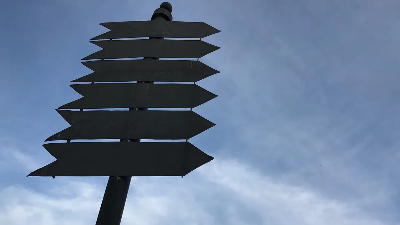 Was sind Gemeinsamkeiten - Schilder zeigen in gleiche Richtung