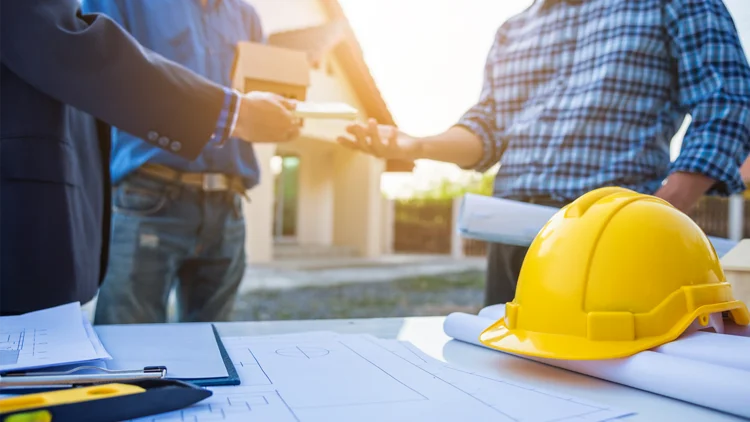 Männer geben sich die Hände auf Baustelle