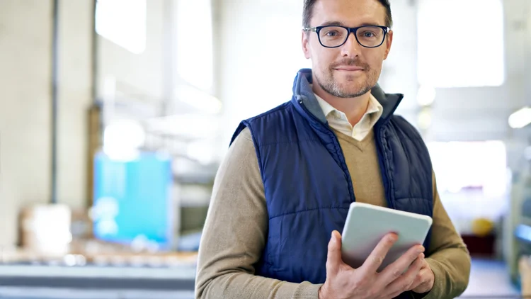 tablet-manager-portrait-man-herstellung-vernetzung-inventar-verteilung-industrielle-technik-mit-mitarbeiter-lager-inspektion-export-lagerung