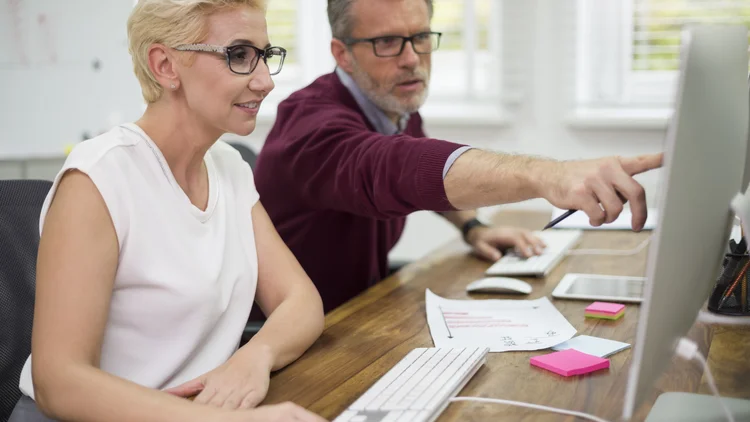 mann-fertigungsfirma-hilft-seinem-partner-bei-der-arbeit