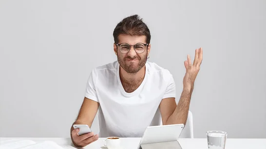 Ein Mann ist verzweifelt