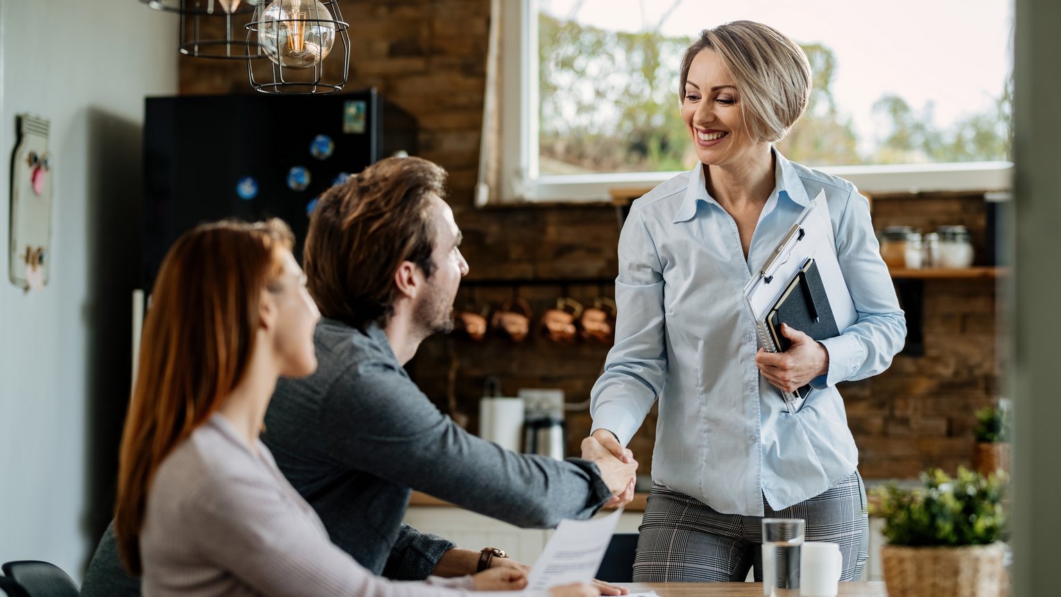 Besprechung im BĂŒro zu Benefits